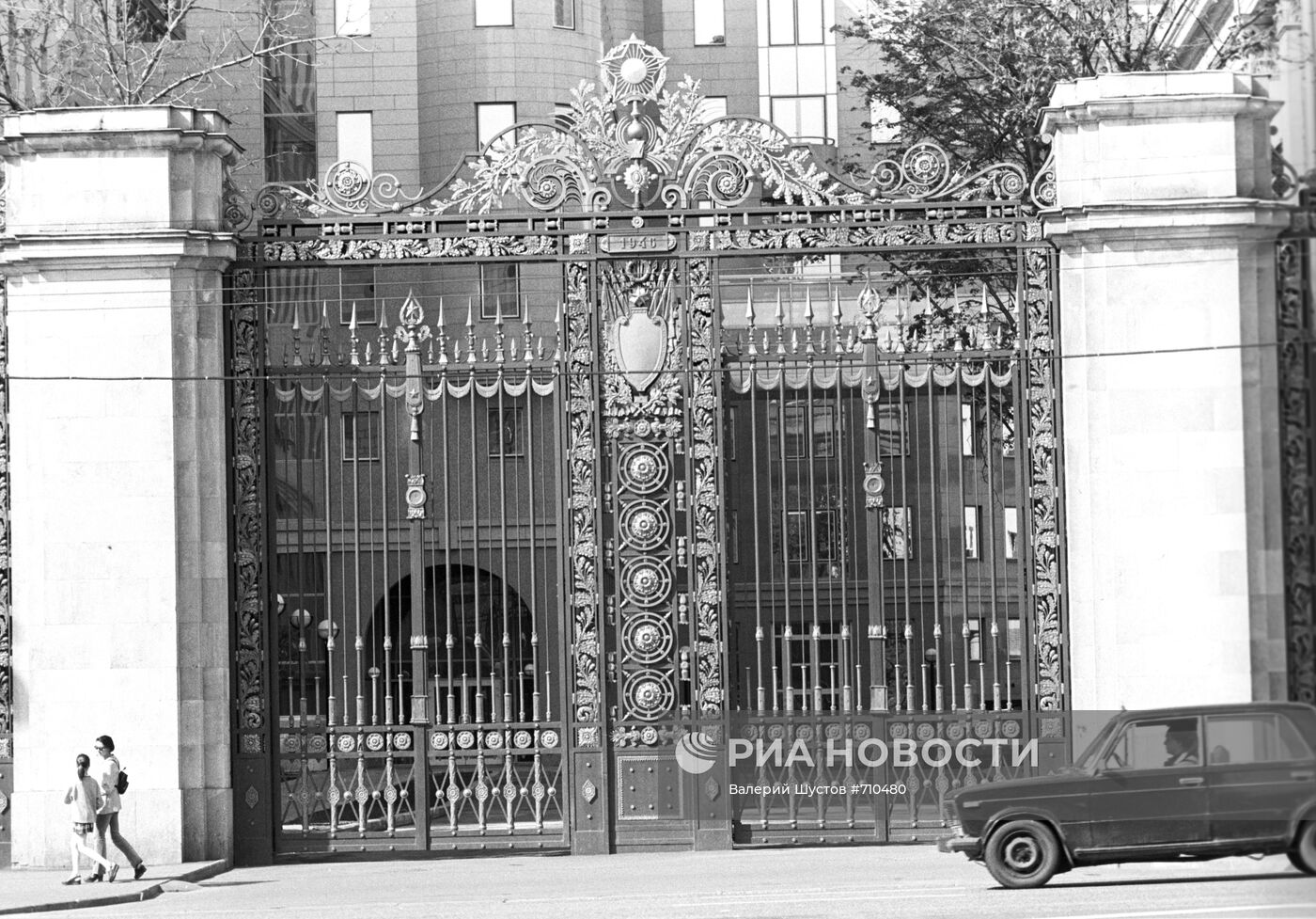 Чугунные ворота на Тверской улице