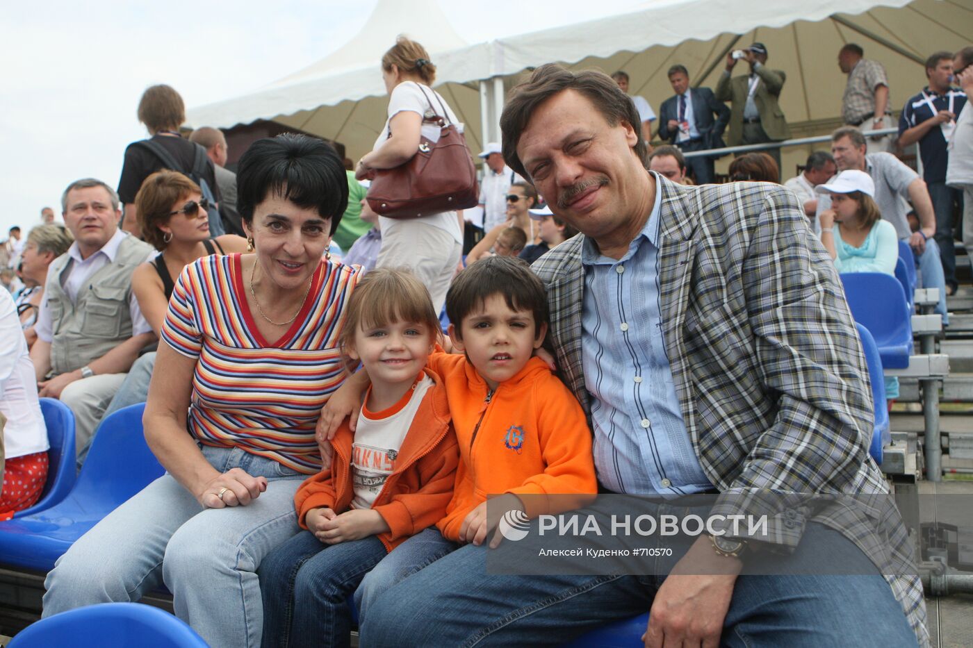 Михаил Барщевский с женой Ольгой и приемными детьми