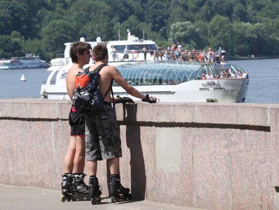 Отдых горожан на Воробьевых горах