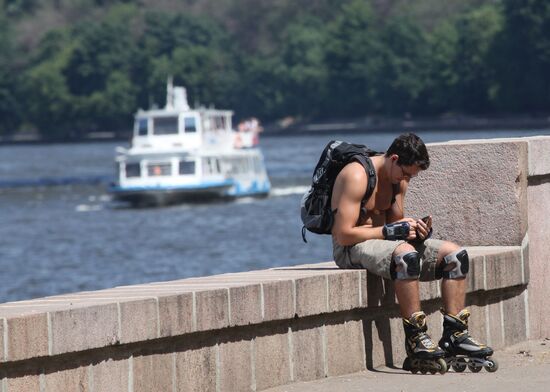 Отдых горожан на Воробьевых горах