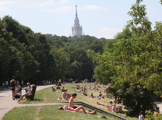 Отдых горожан на Воробьевых горах