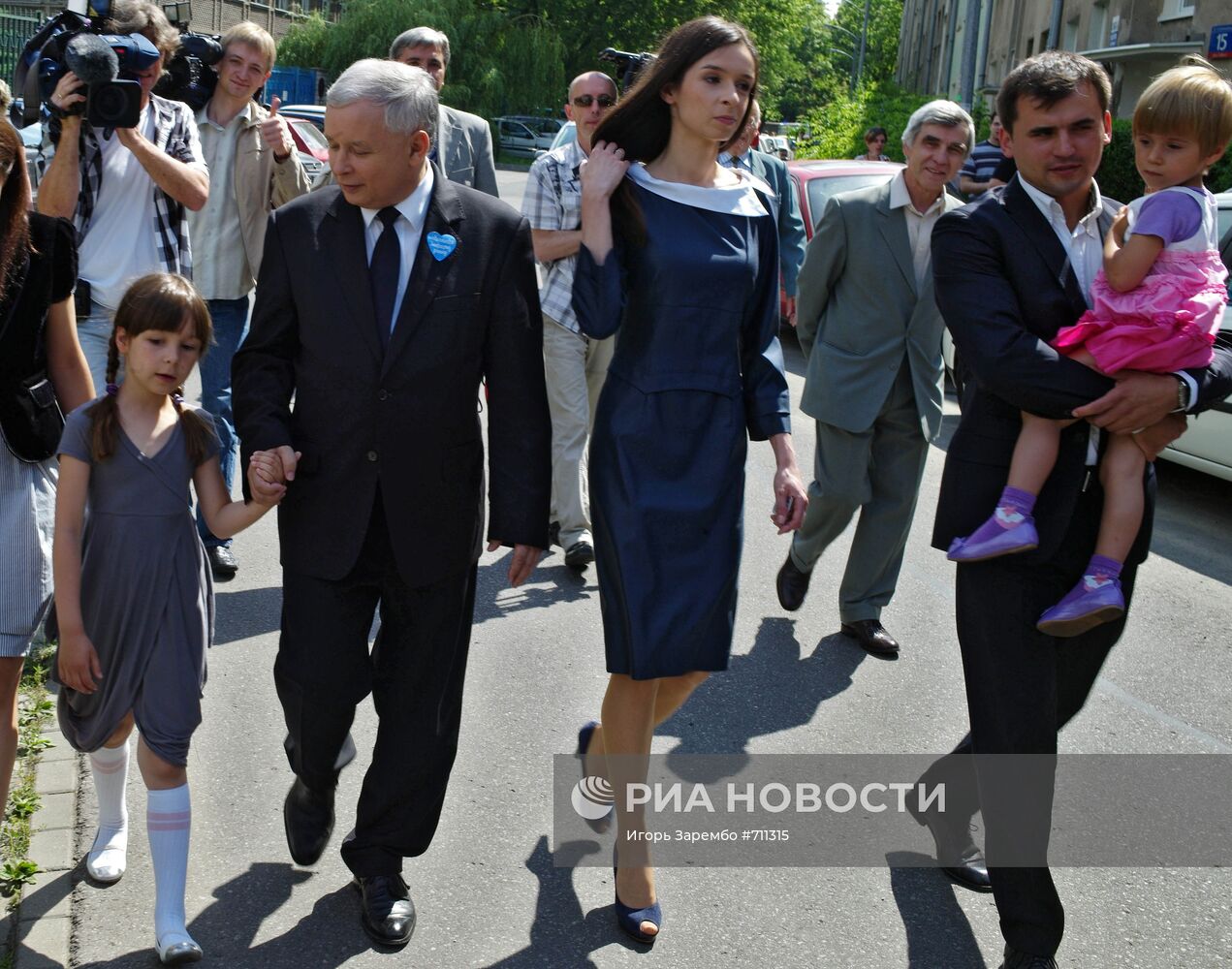 Ярослав Качиньский с семьей погибшего Леха Качиньского