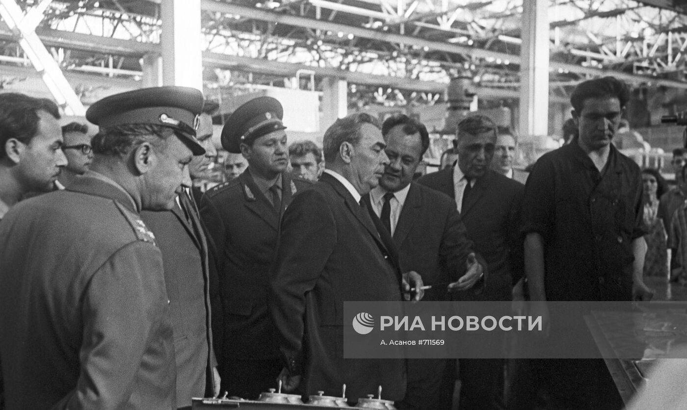 Л.И. Брежнев во время посещения авиационного завода