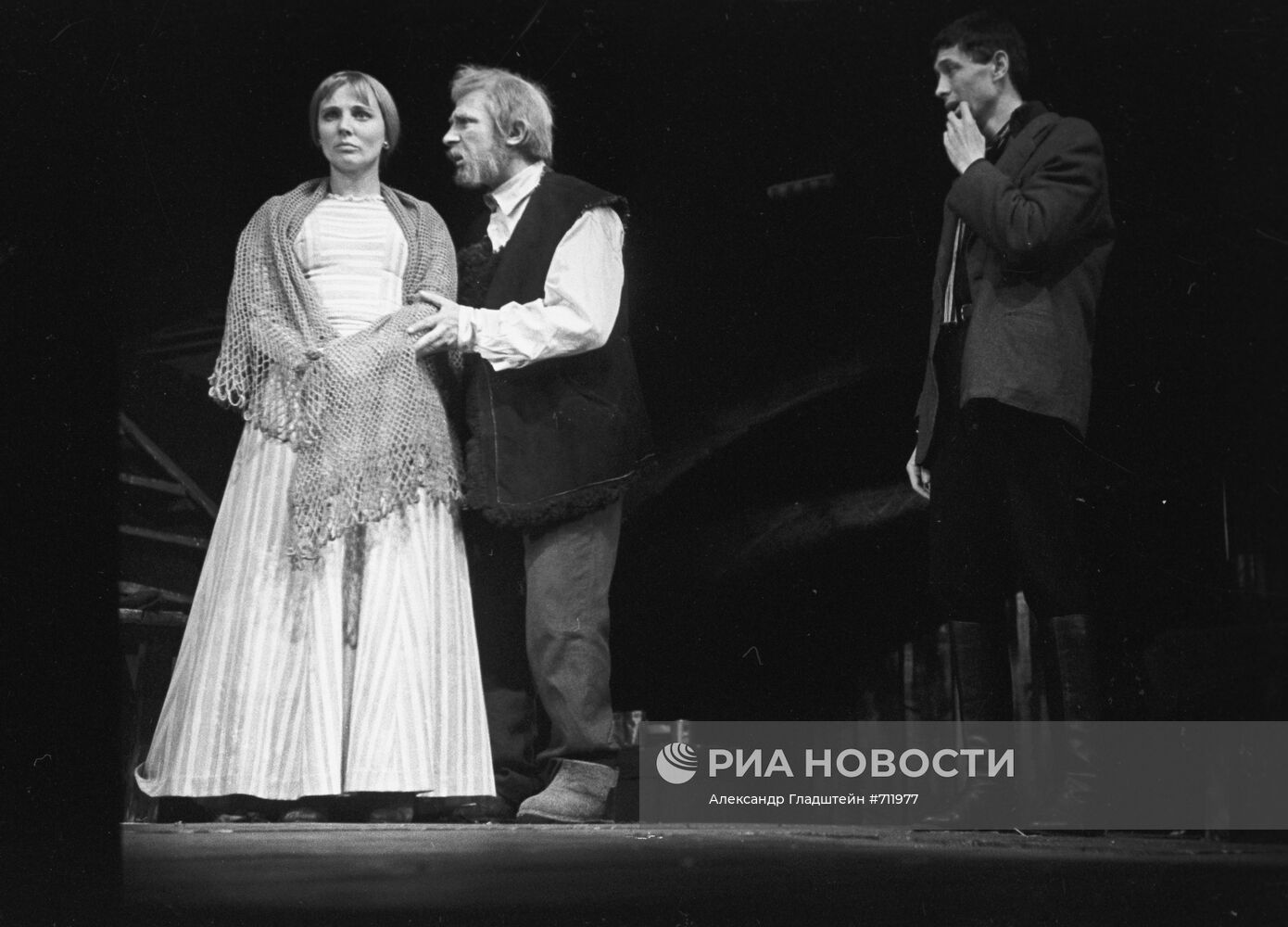 Сцена из спектакля "На дне"