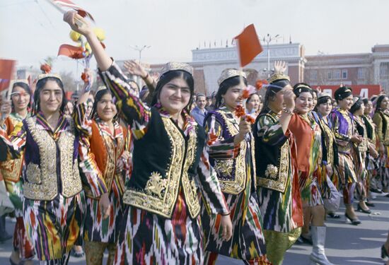 Праздничная демонстрация в Душанбе