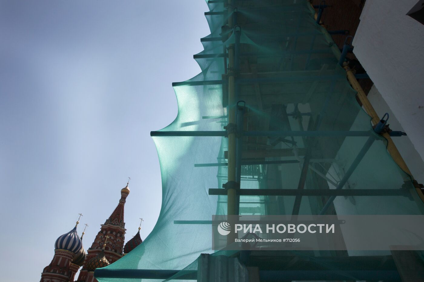 Спасская башня Кремля - в строительных лесах