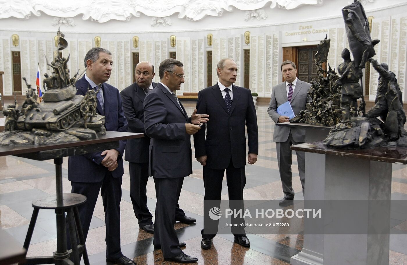 В.Путин ознакомился с проектами аналога "Мемориала славы"