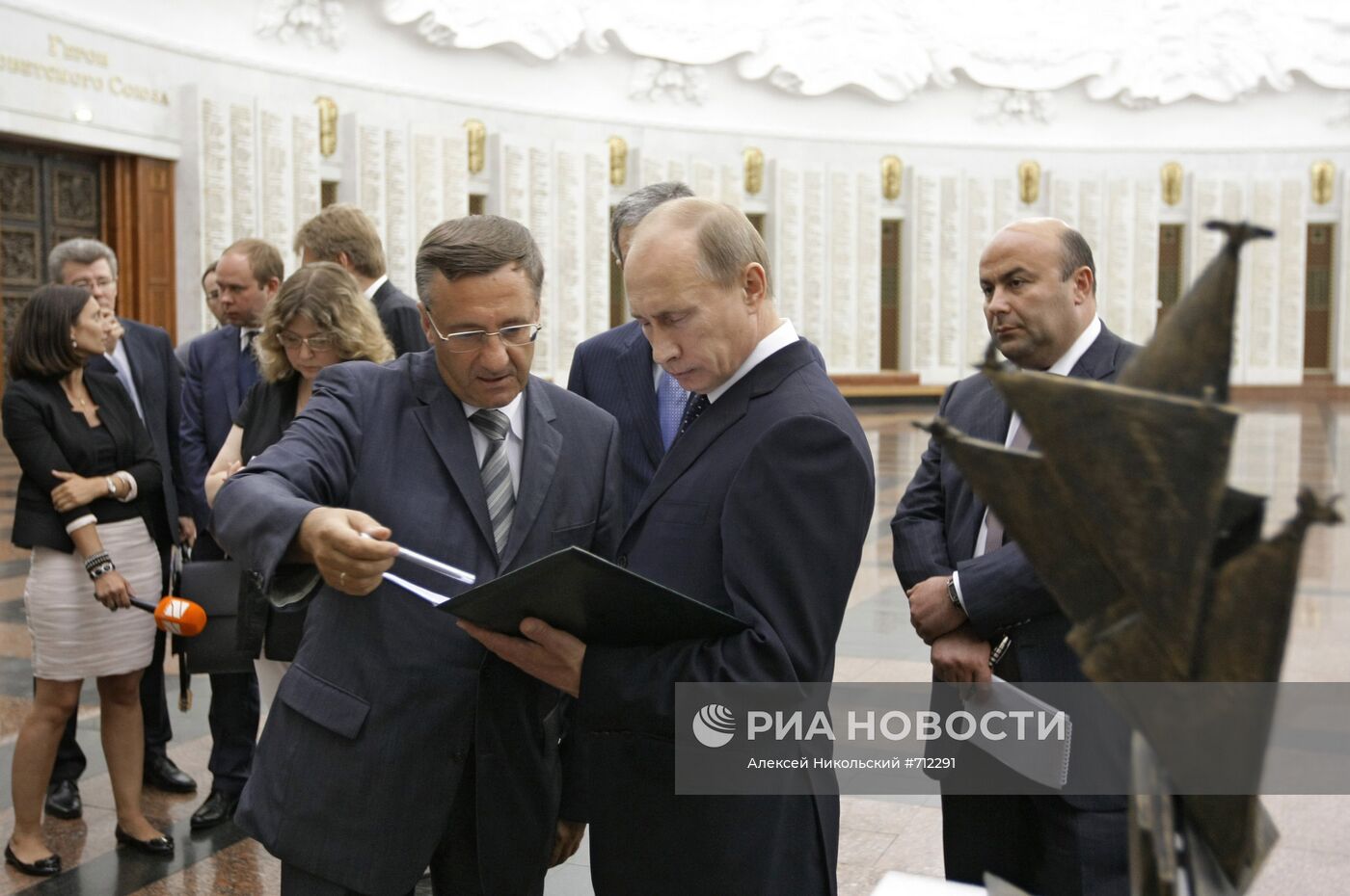 В.Путин ознакомился с проектами аналога "Мемориала славы"