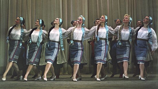 Выступление танцевальной группы хора имени Григория Веревки