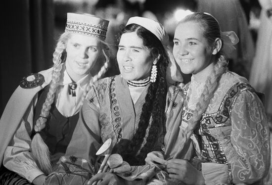 Участницы национальных ансамблей