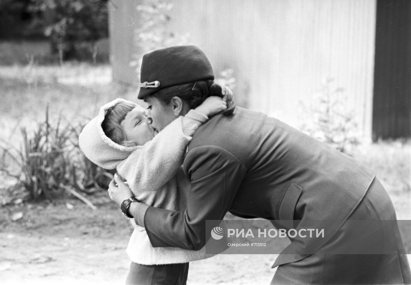 Инспектор ОРУД ГАИ Эра Кузнецова со своей дочерью
