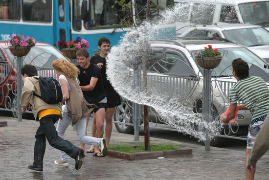 7 июля на улицах Новосибирска обливают прохожих