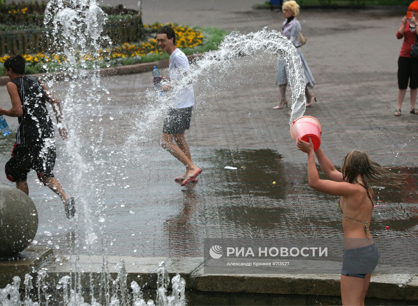 7 июля на улицах Новосибирска обливают прохожих