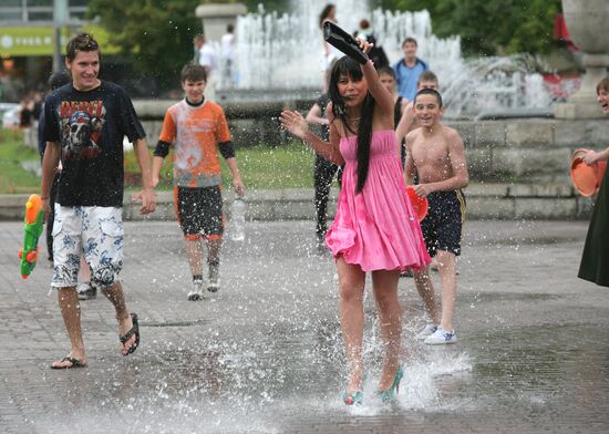 7 июля на улицах Новосибирска обливают прохожих