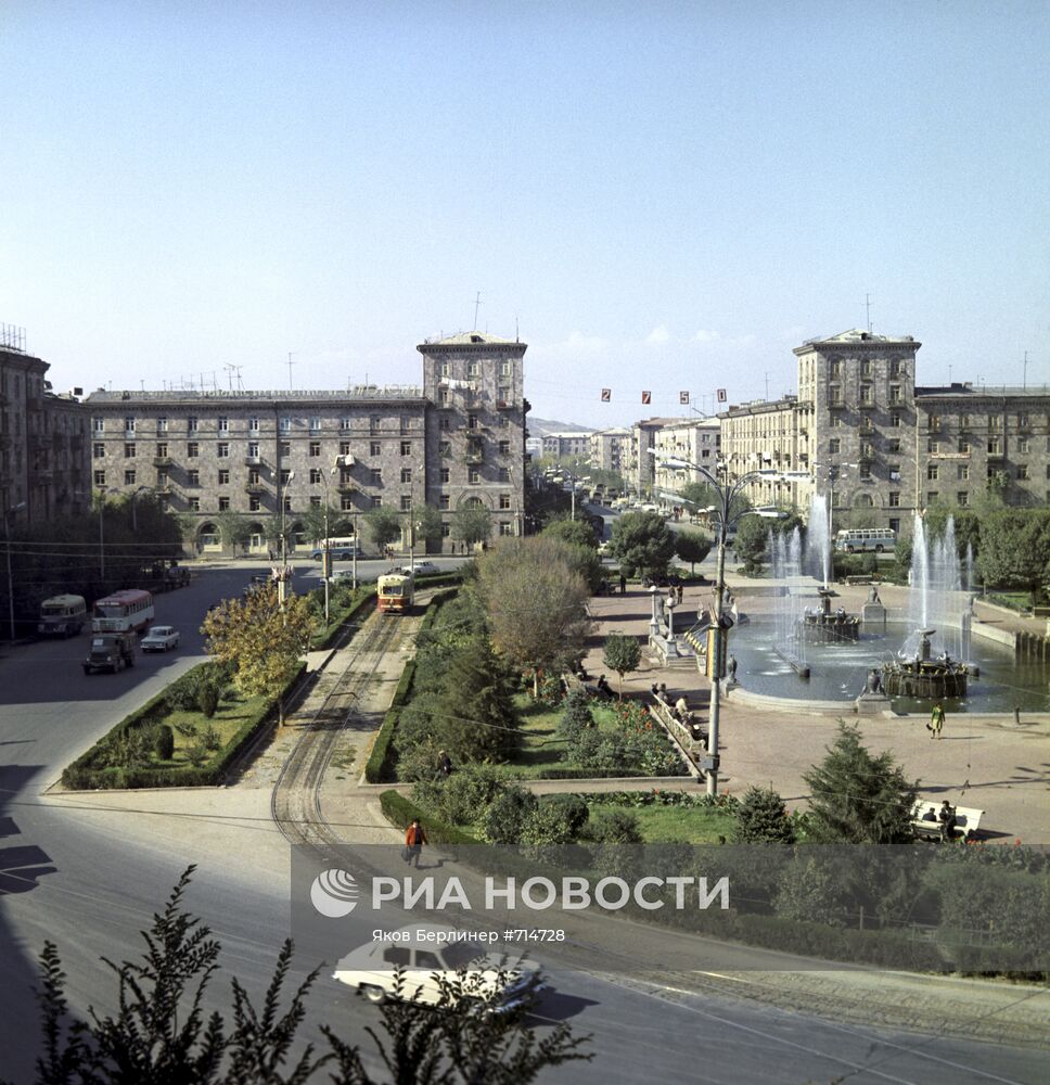 Вид на площадь имени С.Спандаряна в Ереване