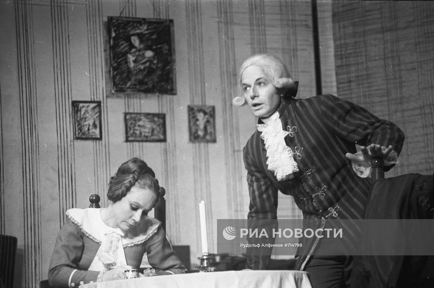 Сцена из спектакля "Коварство и любовь" по пьесе Фридриха фон Шиллера