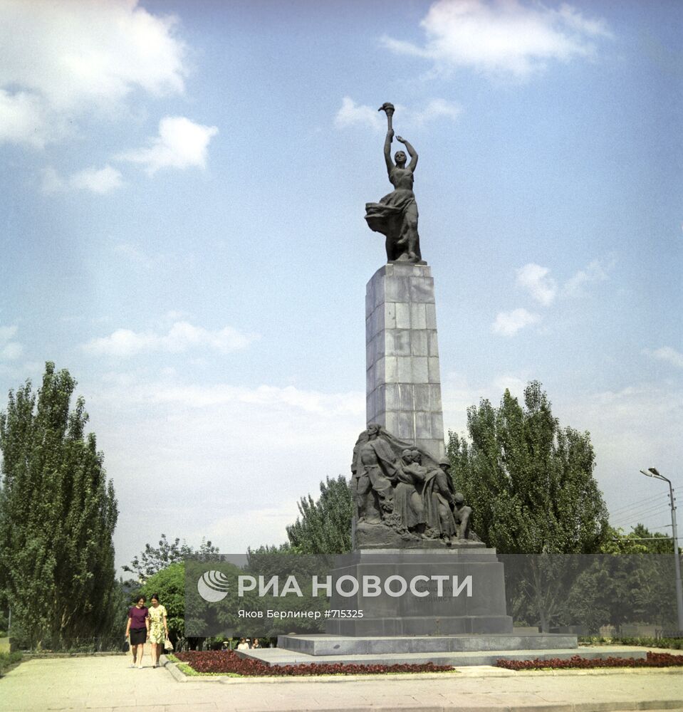 Памятник "Героям - комсомольцам"