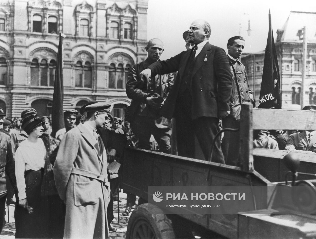 В.И. Ленин произносит речь