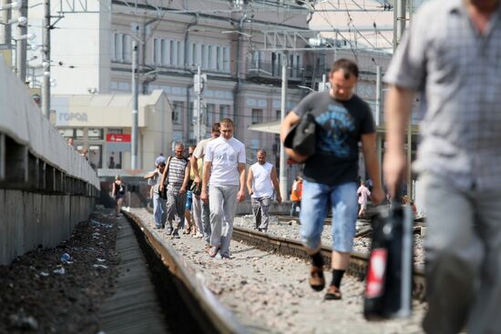 Пассажиры на железнодорожных путях Курского вокзала