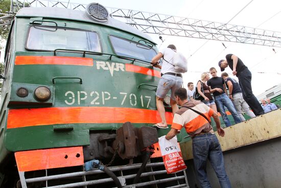 Пассажиры на платформе Курского вокзала