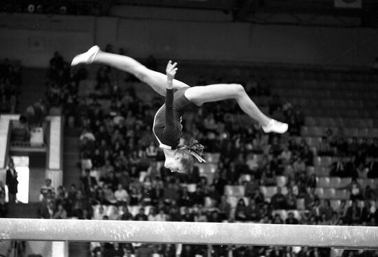 Гимнастка Лидия Горбик во время выполнения упражнения на бревне