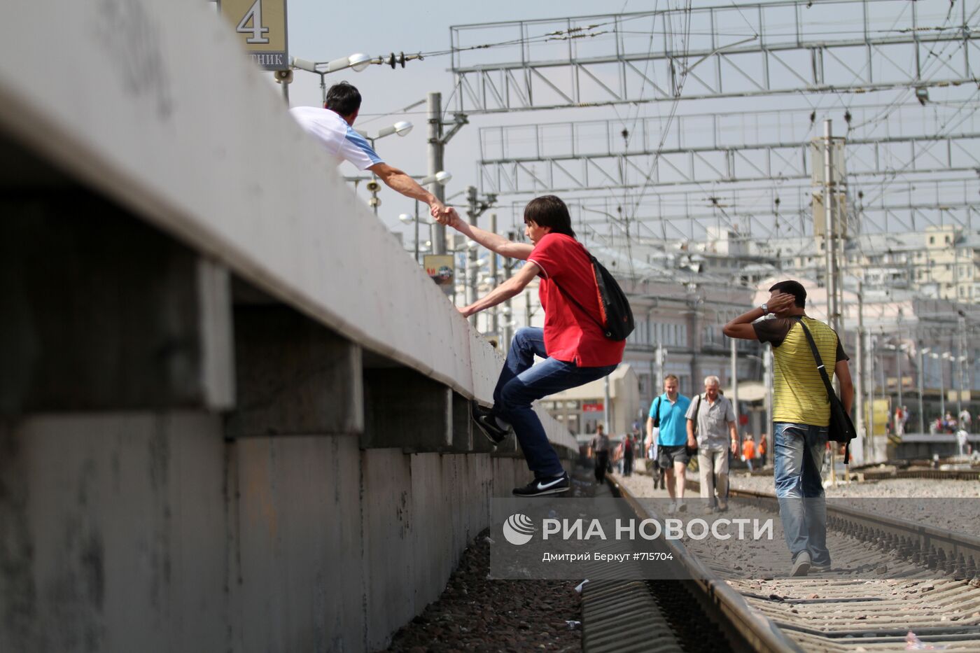 Пассажиры на железнодорожных путях Курского вокзала