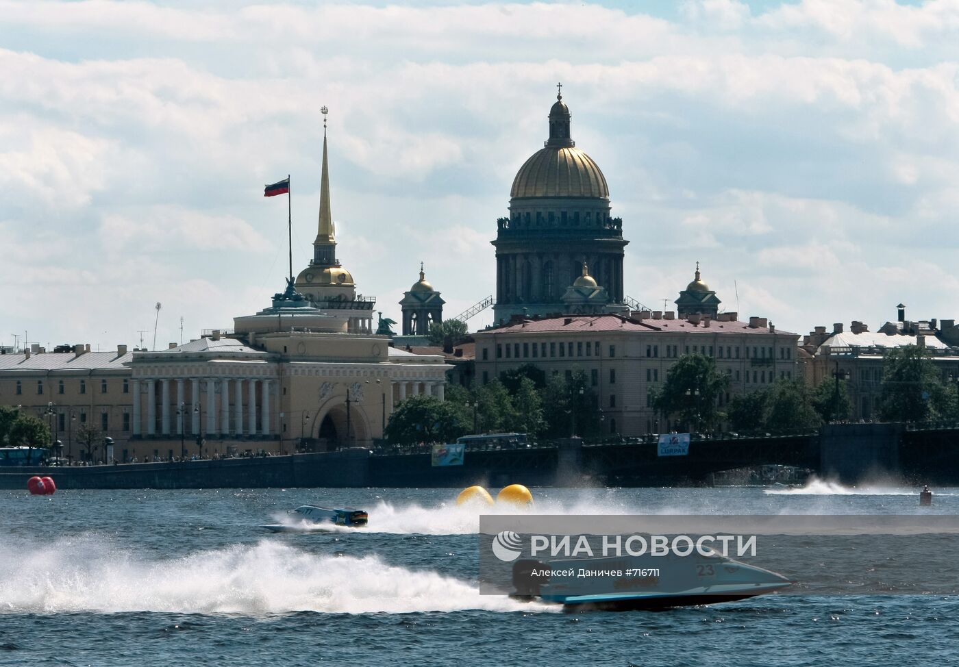 В Петербурге начались состязания в классе "Формула 1" на воде