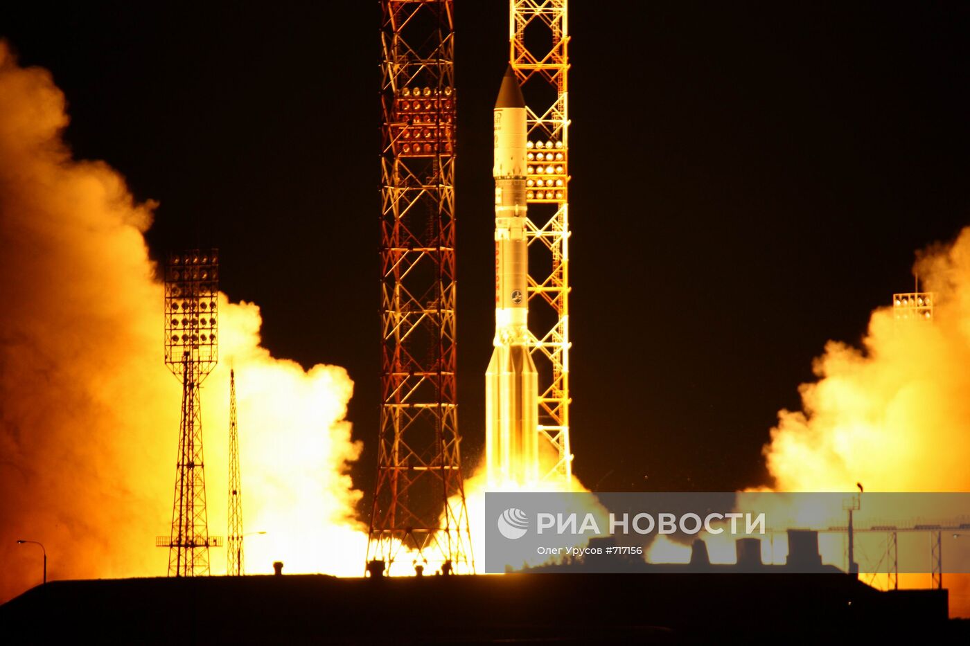 Запуск российской ракеты-носителя "Протон-М"