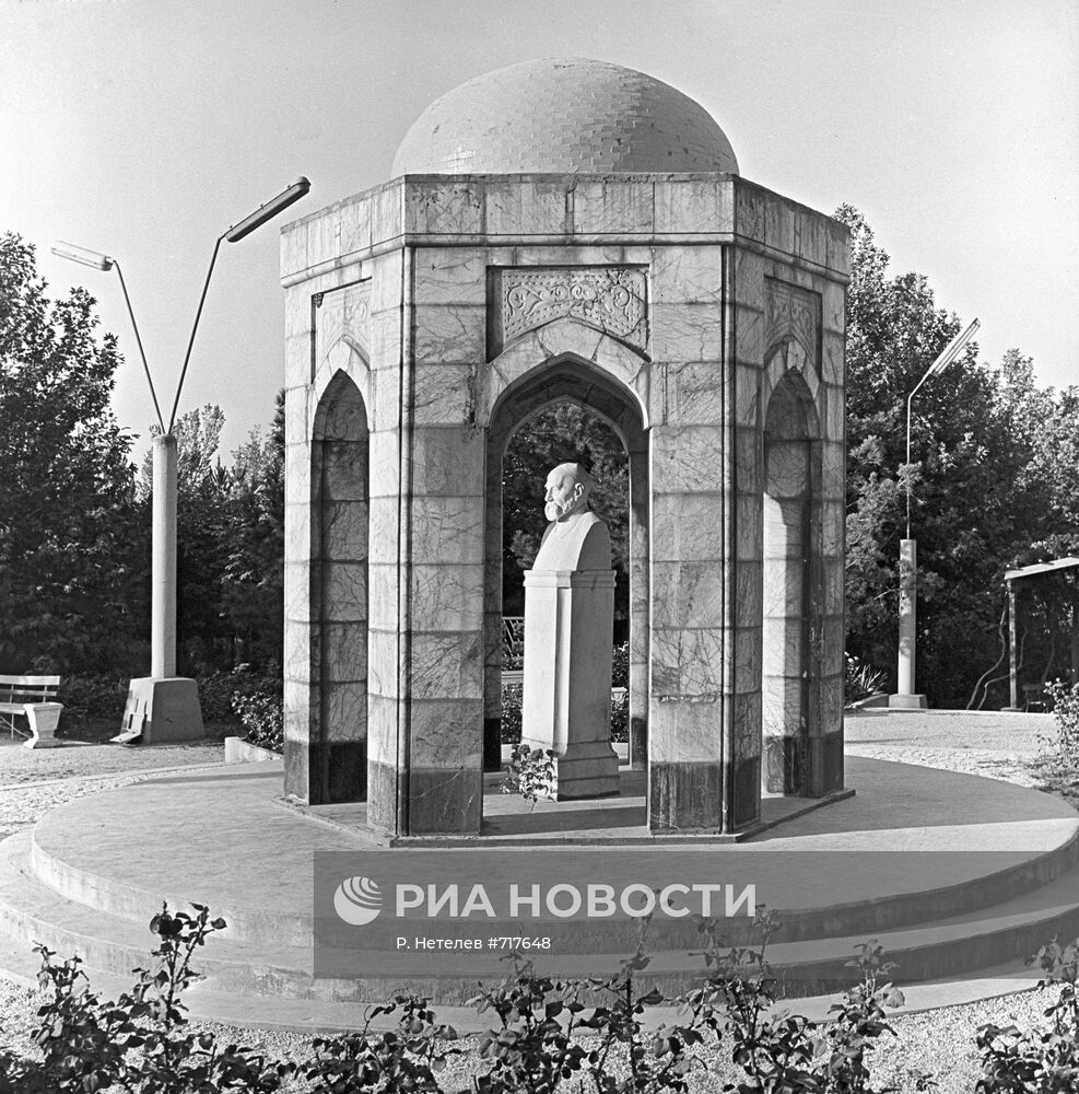 Мавзолей Айни в Душанбе