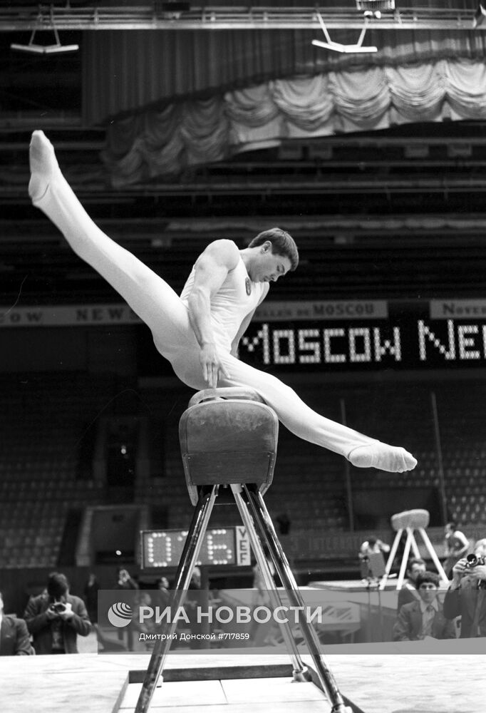 Гимнаст Геннадий Якунин во время выполнения упражнения на коне