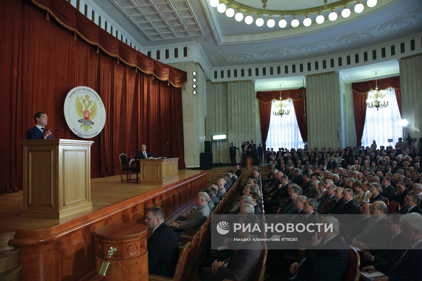 Д.Медведев провел совещание с российскими дипломатами