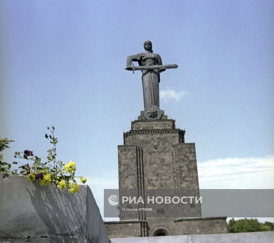 Монумент "Мать - Армения" в парке Победы города Еревана