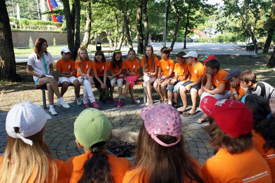 Вожатая с детьми