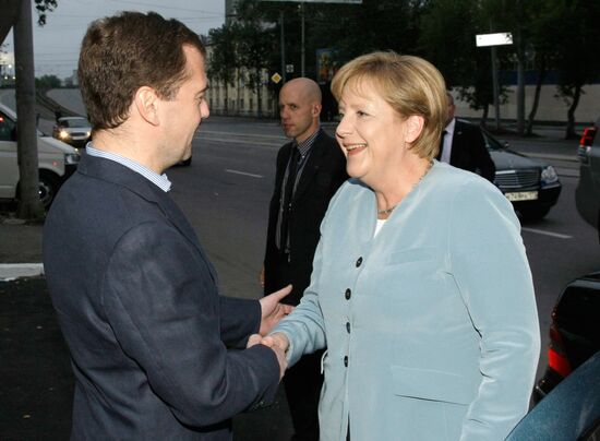 Д.Медведев и А.Меркель прибыли в Екатеринбург для переговоров