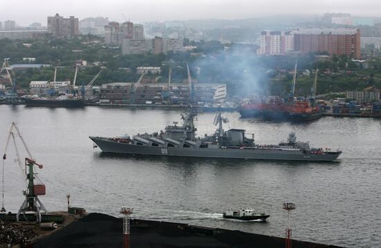 Встреча отряда кораблей ТОФ в порту Владивостока