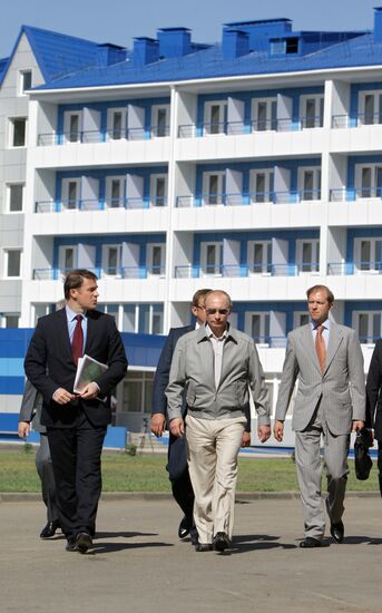 Владимир Путин посетил жилой микрорайон в городе Котельниково