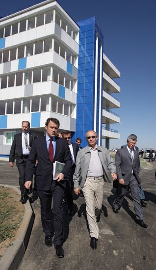 Владимир Путин посетил жилой микрорайон в городе Котельниково