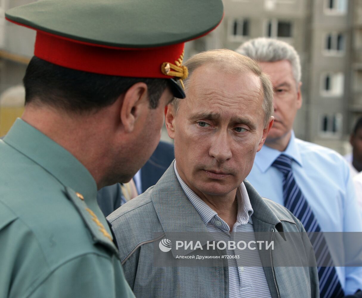 Владимир Путин посетил строительство дома для военнослужащих