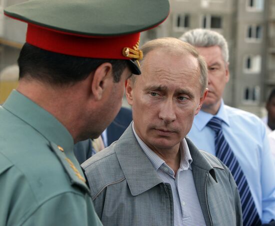 Владимир Путин посетил строительство дома для военнослужащих