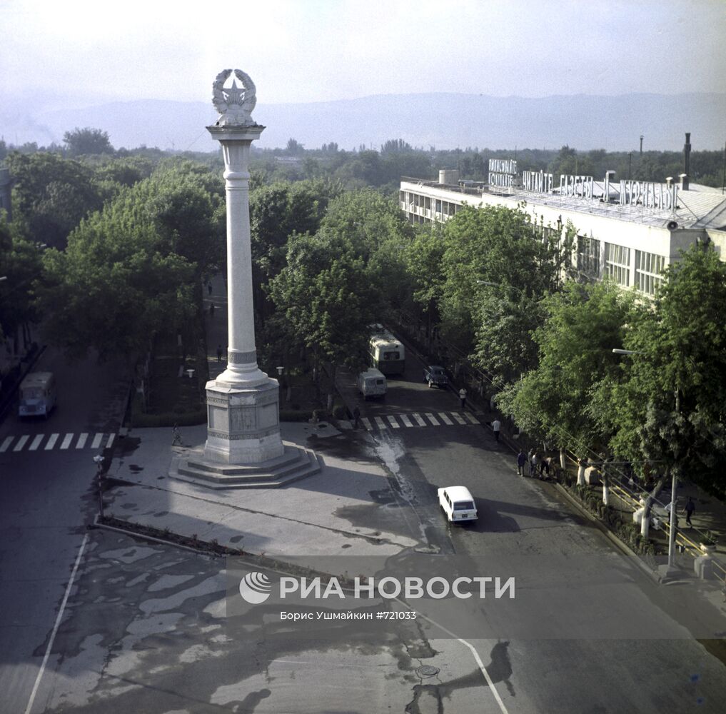 Колонна Независимости на проспекте Ленина в Душанбе