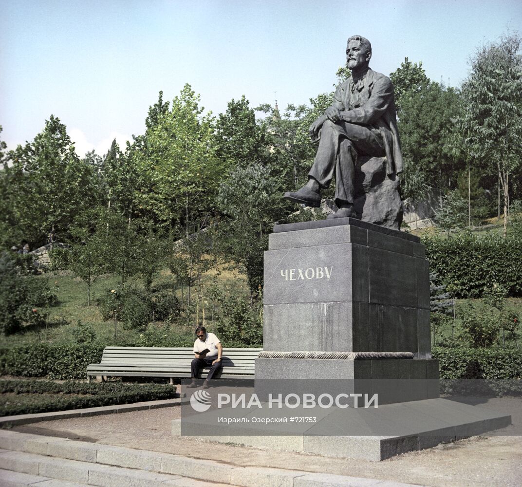 Памятник А.П. Чехову в Ялте