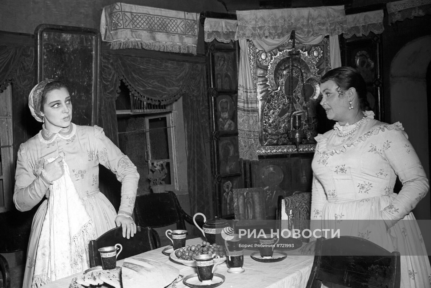 Сцена из спектакля "Гроза"