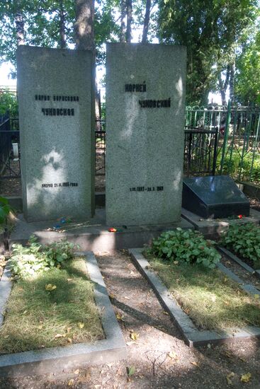 Могила Корнея Чуковского на Переделкинском кладбище