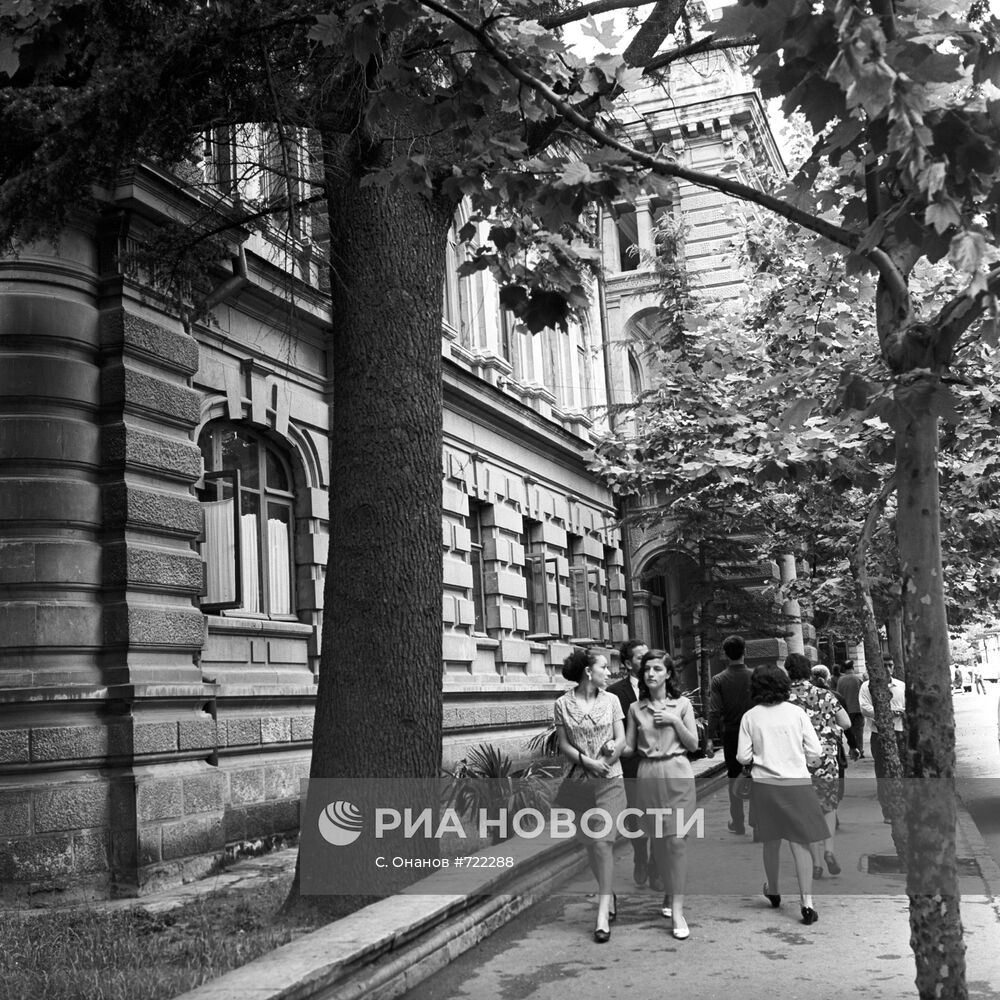 Здание гимназии, где учился В. В. Маяковский