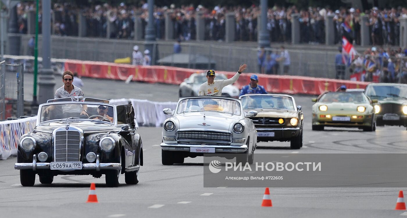 Парад участников автошоу Bavaria Moscow City Racing