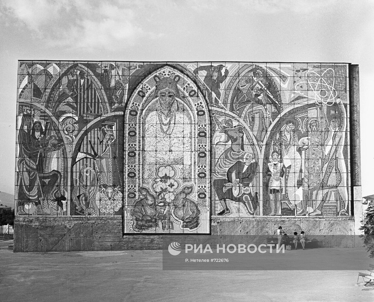Мозаика на стене кинотеатра "Таджикистан"