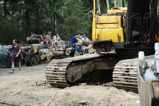 Защитники Химкинского леса перекрыли дорогу застройщикам