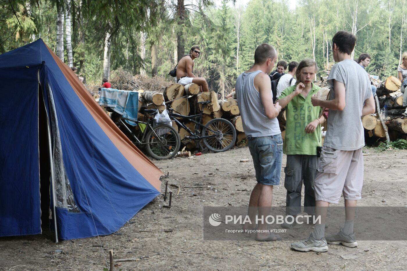 Защитники Химкинского леса перекрыли дорогу застройщикам