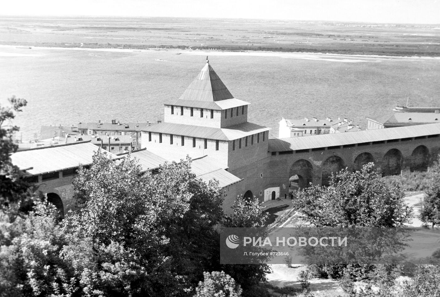 Вид с территории Нижегородского кремля на Волгу