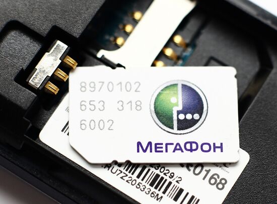 Сим-карта с логотипом оператора сотовой связи "Мегафон"